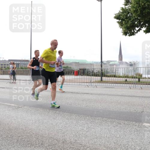 29.06.2025 - hella hamburg halbmarathon Lena Gebhardt http://msf.ph/oto/8280395 29.06.2025 10:35:17 Lombardsbrücke 13539, 590, 5027, 1882, 1284, 1497, 1717, 1786, 1821, 1849, 2001, 2198, 2355, 2376, 2751, 3409, 3828, 3958, 4333, 4564, 4703, 4704, 4884, 4965, 5027, 5240, 5531, 5793, 6029, 6189, 6310, 6335, 6365, 6379, 6381, 6397, 6471, 6746, 6803, 6859, 7267, 7299, 7927, 8249, 8296, 8369, 8567, 8793, 9248, 9470, 10358, 10393, 10464, 10531, 10565, 10606, 11233, 11320, 11359, 11565, 11646, 11838, 11839, 11886, 12019, 12062, 12236, 12326, 12764 meine-sportfotos.de