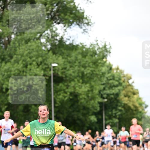 29.06.2025 - hella hamburg halbmarathon Dr. Thomas Lammeyer http://msf.ph/oto/8280400 29.06.2025 10:36:48 Kennedybrücke 1237, 1640, 1647, 2268, 2959, 3391, 3660, 3670, 3708, 3753, 4857, 5110, 5783, 5871, 6228, 6252, 6312, 6315, 6642, 7135, 7387, 7531, 7749, 7750, 7789, 8170, 8625, 8840, 8914, 9010, 9034, 9188, 9542, 9765, 9812, 10002, 10013, 10203, 10354, 10470, 10624, 10828, 11076, 11205 meine-sportfotos.de