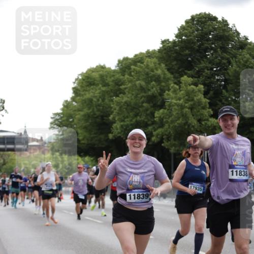 29.06.2025 - hella hamburg halbmarathon Jannik Wohlers http://msf.ph/oto/8280412 29.06.2025 10:35:00 Lombardsbrücke 1717, 1786, 1821, 2001, 2198, 2751, 3828, 3958, 4333, 4703, 4704, 4965, 5240, 5531, 5793, 6029, 6189, 6365, 6381, 6471, 6746, 6859, 8249, 8296, 8567, 9470, 10393, 10531, 10565, 11320, 11359, 11565, 11838, 11839, 11886, 12062, 12326, 12338, 12625, 13414, 13539, 13805, 14392, 14735, 15211, 15601, 15704, 16002, 16010, 16431, 16690, 16710, 17331, 17526, 17689, 17690, 17749, 17883, 17935, 17974, 18054, 18269, 18361, 18375, 18823, 18912, 19061 meine-sportfotos.de