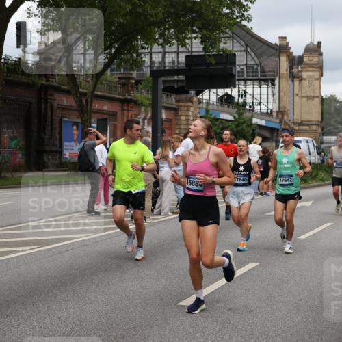 29.06.2025 - hella hamburg halbmarathon Yannick Fuchs http://msf.ph/oto/8280413 29.06.2025 10:49:42 20KM 1179, 1180, 1193, 1834, 2612, 3058, 3668, 4951, 5643, 5672, 6569, 6591, 6924, 7147, 7594, 7742, 7976, 8255, 8573, 8639, 9361, 9562, 11039, 12196, 12545, 13234, 13474, 14365, 15184, 15484, 15584, 15818, 15884, 16176, 16213, 16375, 16401, 16521, 16786, 17133, 17259, 17615, 17640, 17642, 17734, 17940, 18064, 18212, 18325, 18340, 18495, 18741, 18746, 18835, 19120, 19152 meine-sportfotos.de