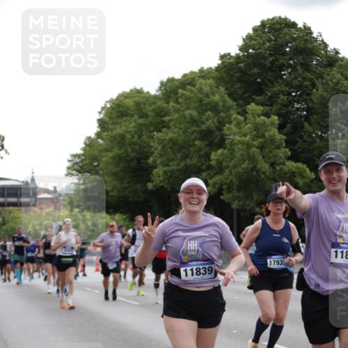 29.06.2025 - hella hamburg halbmarathon Jannik Wohlers http://msf.ph/oto/8280447 29.06.2025 10:35:01 Lombardsbrücke 1717, 1786, 1821, 2001, 2198, 3828, 3958, 4333, 4703, 4704, 4965, 5240, 5531, 5793, 6029, 6365, 6381, 6471, 6746, 6859, 8249, 8296, 8567, 9470, 10393, 10531, 10565, 11320, 11359, 11565, 11838, 11839, 11886, 12062, 12326, 12338, 12625, 12851, 13414, 13539, 13805, 14392, 14735, 15211, 15601, 15704, 16002, 16431, 16690, 16710, 17331, 17526, 17689, 17690, 17749, 17883, 17935, 17974, 17998, 18036, 18054, 18269, 18292, 18361, 18375, 18823, 18912, 19061 meine-sportfotos.de