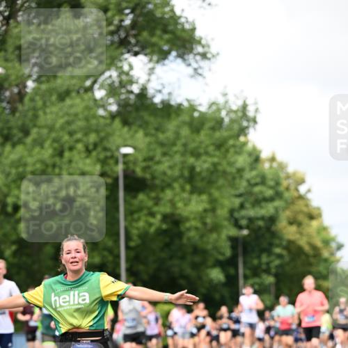 29.06.2025 - hella hamburg halbmarathon Dr. Thomas Lammeyer http://msf.ph/oto/8280450 29.06.2025 10:36:48 Kennedybrücke 1237, 1640, 1647, 2268, 2959, 3391, 3660, 3670, 3708, 3753, 4857, 5110, 5783, 5871, 6228, 6252, 6312, 6315, 6642, 7135, 7387, 7531, 7749, 7750, 7789, 8170, 8625, 8840, 8914, 9010, 9034, 9188, 9542, 9765, 9812, 10002, 10013, 10203, 10354, 10470, 10624, 10828, 11076, 11205 meine-sportfotos.de