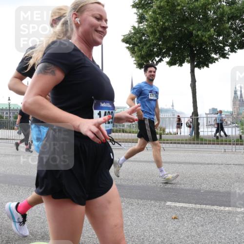 29.06.2025 - hella hamburg halbmarathon Lena Gebhardt http://msf.ph/oto/8280468 29.06.2025 10:46:30 Lombardsbrücke 1371, 1375, 1429, 1465, 1532, 1608, 1837, 1999, 2162, 2423, 2500, 2697, 2773, 2813, 2951, 3277, 3406, 3407, 3410, 3469, 3734, 4119, 4202, 4223, 4296, 4342, 4355, 4448, 4604, 5697, 5700, 5703, 5769, 5770, 5854, 5892, 6068, 6124, 6161, 6392, 7303, 7364, 7368, 7374, 7767, 7827, 7894, 7960, 7983, 8047, 8477, 8551, 8700, 9129, 9337, 9445, 9691, 10153, 10230, 11358, 11361, 11876, 11910, 12298, 12333, 12507, 12522, 13969, 14261, 15852, 16882, 16987 meine-sportfotos.de