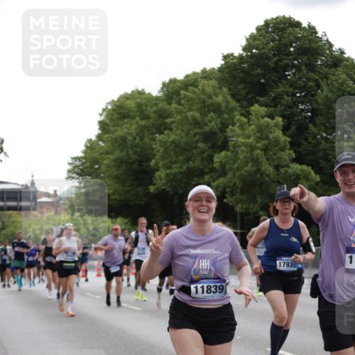 29.06.2025 - hella hamburg halbmarathon Jannik Wohlers http://msf.ph/oto/8280475 29.06.2025 10:35:01 Lombardsbrücke 1717, 1786, 1821, 2001, 2198, 3828, 3958, 4333, 4703, 4704, 4965, 5240, 5531, 5793, 6029, 6365, 6381, 6471, 6746, 6859, 8249, 8296, 8567, 9470, 10393, 10531, 10565, 11320, 11359, 11565, 11838, 11839, 11886, 12062, 12326, 12338, 12625, 12851, 13414, 13539, 13805, 14392, 14735, 15211, 15601, 15704, 16002, 16431, 16690, 16710, 17331, 17526, 17689, 17690, 17749, 17883, 17935, 17974, 17998, 18036, 18054, 18269, 18292, 18361, 18375, 18823, 18912, 19061 meine-sportfotos.de