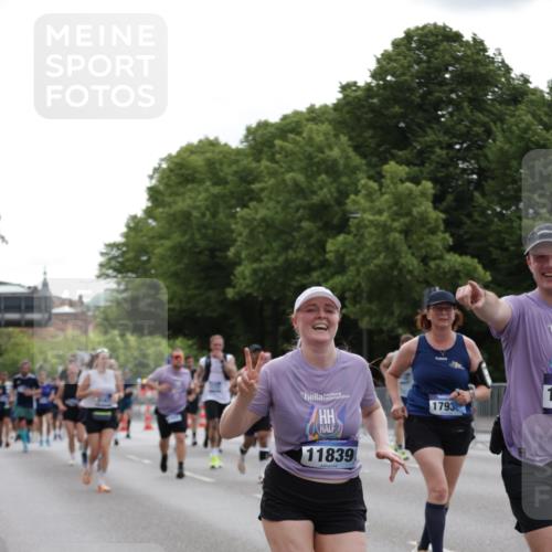 29.06.2025 - hella hamburg halbmarathon Jannik Wohlers http://msf.ph/oto/8280487 29.06.2025 10:35:01 Lombardsbrücke 1717, 1786, 1821, 2001, 2198, 3828, 3958, 4333, 4703, 4704, 4965, 5240, 5531, 5793, 6029, 6365, 6381, 6471, 6746, 6859, 8249, 8296, 8567, 9470, 10393, 10531, 10565, 11320, 11359, 11565, 11838, 11839, 11886, 12062, 12326, 12338, 12625, 12851, 13414, 13539, 13805, 14392, 14735, 15211, 15601, 15704, 16002, 16431, 16690, 16710, 17331, 17526, 17689, 17690, 17749, 17883, 17935, 17974, 17998, 18036, 18054, 18269, 18292, 18361, 18375, 18823, 18912, 19061 meine-sportfotos.de