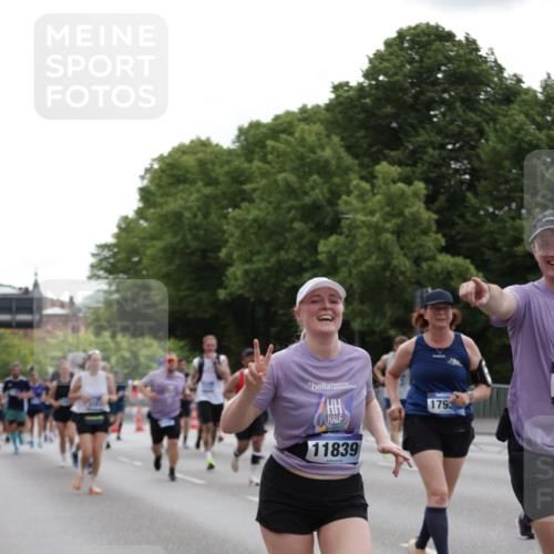 29.06.2025 - hella hamburg halbmarathon Jannik Wohlers http://msf.ph/oto/8280499 29.06.2025 10:35:01 Lombardsbrücke 1717, 1786, 1821, 2001, 2198, 3828, 3958, 4333, 4703, 4704, 4965, 5240, 5531, 5793, 6029, 6365, 6381, 6471, 6746, 6859, 8249, 8296, 8567, 9470, 10393, 10531, 10565, 11320, 11359, 11565, 11838, 11839, 11886, 12062, 12326, 12338, 12625, 12851, 13414, 13539, 13805, 14392, 14735, 15211, 15601, 15704, 16002, 16431, 16690, 16710, 17331, 17526, 17689, 17690, 17749, 17883, 17935, 17974, 17998, 18036, 18054, 18269, 18292, 18361, 18375, 18823, 18912, 19061 meine-sportfotos.de
