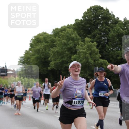 29.06.2025 - hella hamburg halbmarathon Jannik Wohlers http://msf.ph/oto/8280554 29.06.2025 10:35:01 Lombardsbrücke 1717, 1786, 1821, 2001, 2198, 3828, 3958, 4333, 4703, 4704, 4965, 5240, 5531, 5793, 6029, 6365, 6381, 6471, 6746, 6859, 8249, 8296, 8567, 9470, 10393, 10531, 10565, 11320, 11359, 11565, 11838, 11839, 11886, 12062, 12326, 12338, 12625, 12851, 13414, 13539, 13805, 14392, 14735, 15211, 15601, 15704, 16002, 16431, 16690, 16710, 17331, 17526, 17689, 17690, 17749, 17883, 17935, 17974, 17998, 18036, 18054, 18269, 18292, 18361, 18375, 18823, 18912, 19061 meine-sportfotos.de