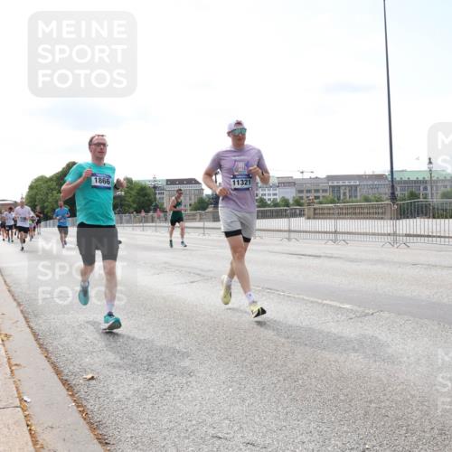 29.06.2025 - hella hamburg halbmarathon Lena Gebhardt http://msf.ph/oto/8280632 29.06.2025 10:11:35 Lombardsbrücke 1328, 1531, 1723, 1866, 1992, 3363, 3837, 4227, 5254, 5379, 5605, 7271, 7571, 8115, 8171, 8206, 8207, 8368, 8561, 8807, 8810, 9119, 9191, 9428, 10042, 10196, 10372, 10428, 11149, 11321, 11507, 11755, 12286, 12473, 13177, 13203, 13603, 13939, 14008, 14149, 14384, 15009, 15252, 15797, 15908, 15945, 16383, 17080, 17142, 17638, 17774, 17787, 17866, 18278, 18382, 19172, 19241 meine-sportfotos.de