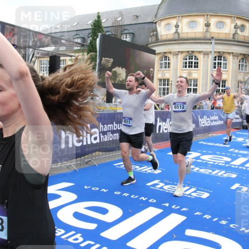 29.06.2025 - hella hamburg halbmarathon Michael Strokosch http://msf.ph/oto/8280643 29.06.2025 10:54:28 Ziel 1267, 1442, 3426, 4635, 4868, 6511, 6512, 7129, 8772, 11009, 11797, 11799, 12321, 12362, 13289, 15946, 16327, 16879, 17698, 18268, 19067 meine-sportfotos.de
