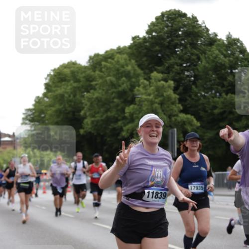 29.06.2025 - hella hamburg halbmarathon Jannik Wohlers http://msf.ph/oto/8280732 29.06.2025 10:35:01 Lombardsbrücke 1717, 1786, 1821, 2001, 2198, 3828, 3958, 4333, 4703, 4704, 4965, 5240, 5531, 5793, 6029, 6365, 6381, 6471, 6746, 6859, 8249, 8296, 8567, 9470, 10393, 10531, 10565, 11320, 11359, 11565, 11838, 11839, 11886, 12062, 12326, 12338, 12625, 12851, 13414, 13539, 13805, 14392, 14735, 15211, 15601, 15704, 16002, 16431, 16690, 16710, 17331, 17526, 17689, 17690, 17749, 17883, 17935, 17974, 17998, 18036, 18054, 18269, 18292, 18361, 18375, 18823, 18912, 19061 meine-sportfotos.de