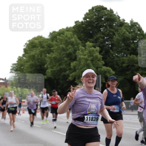 29.06.2025 - hella hamburg halbmarathon Jannik Wohlers http://msf.ph/oto/8280779 29.06.2025 10:35:01 Lombardsbrücke 1717, 1786, 1821, 2001, 2198, 3828, 3958, 4333, 4703, 4704, 4965, 5240, 5531, 5793, 6029, 6365, 6381, 6471, 6746, 6859, 8249, 8296, 8567, 9470, 10393, 10531, 10565, 11320, 11359, 11565, 11838, 11839, 11886, 12062, 12326, 12338, 12625, 12851, 13414, 13539, 13805, 14392, 14735, 15211, 15601, 15704, 16002, 16431, 16690, 16710, 17331, 17526, 17689, 17690, 17749, 17883, 17935, 17974, 17998, 18036, 18054, 18269, 18292, 18361, 18375, 18823, 18912, 19061 meine-sportfotos.de