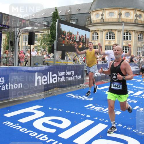 29.06.2025 - hella hamburg halbmarathon Michael Strokosch http://msf.ph/oto/8280795 29.06.2025 10:54:29 Ziel 1267, 1442, 3426, 3794, 4635, 4868, 6511, 6512, 7129, 8772, 11009, 11797, 11799, 12321, 12362, 13289, 15146, 15946, 16327, 17698, 18268, 19067 meine-sportfotos.de