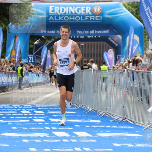 29.06.2025 - hella hamburg halbmarathon Strokosch-Dieckow http://msf.ph/oto/8280847 29.06.2025 10:22:40 Ziel 2618, 3720, 18897 meine-sportfotos.de