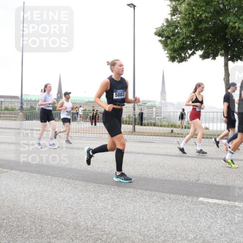 29.06.2025 - hella hamburg halbmarathon Lena Gebhardt http://msf.ph/oto/8280910 29.06.2025 10:54:55 Lombardsbrücke 16443, 2632, 8012, 5882, 1024, 1013, 1198, 2084, 2090, 2244, 2452, 2532, 2566, 2586, 2632, 3002, 3274, 3761, 3795, 4191, 4192, 4971, 5185, 5216, 5392, 5500, 5727, 5882, 5993, 6023, 6279, 6395, 6396, 6839, 6944, 6982, 7238, 7766, 7986, 8012, 8186, 8403, 9521, 9596, 10109, 10331, 10458, 10471, 10686, 11033, 11226, 11287, 11567, 11569, 11737, 11788, 11908, 12147, 12148, 12240, 12268, 12270, 12930, 13272, 13283, 13548, 13944, 13945, 13979, 13980, 14515 meine-sportfotos.de