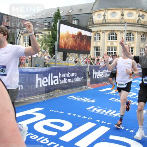 29.06.2025 - hella hamburg halbmarathon Michael Strokosch http://msf.ph/oto/8280970 29.06.2025 10:54:31 Ziel 1442, 3426, 3794, 4635, 4868, 6511, 7129, 8772, 8798, 11009, 11797, 11799, 12321, 12362, 12607, 15146, 16327, 19067 meine-sportfotos.de