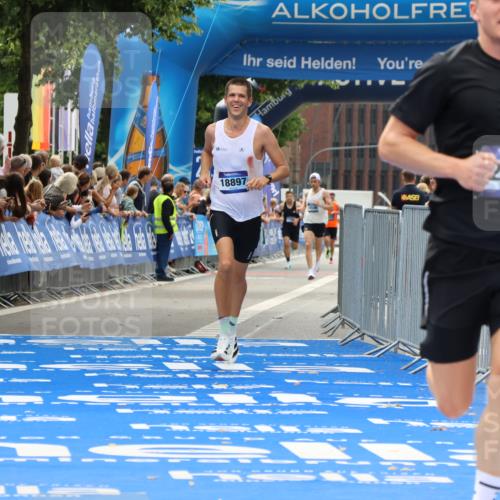 29.06.2025 - hella hamburg halbmarathon Strokosch-Dieckow http://msf.ph/oto/8280972 29.06.2025 10:22:39 Ziel 2618, 3720, 18897 meine-sportfotos.de