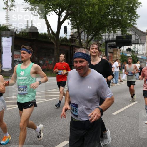 29.06.2025 - hella hamburg halbmarathon Yannick Fuchs http://msf.ph/oto/8281012 29.06.2025 10:49:44 20KM 1179, 1180, 1193, 1834, 2612, 2982, 3058, 3668, 4951, 5643, 5672, 6569, 6591, 6924, 7594, 7742, 7976, 8255, 8573, 8639, 8863, 9361, 9562, 11039, 11309, 12196, 12515, 12545, 13474, 14365, 15184, 15484, 15584, 15818, 15884, 16176, 16375, 16401, 16521, 16786, 17133, 17259, 17615, 17640, 17642, 17734, 18064, 18125, 18212, 18325, 18340, 18495, 18741, 18746, 18835, 19120, 19152 meine-sportfotos.de