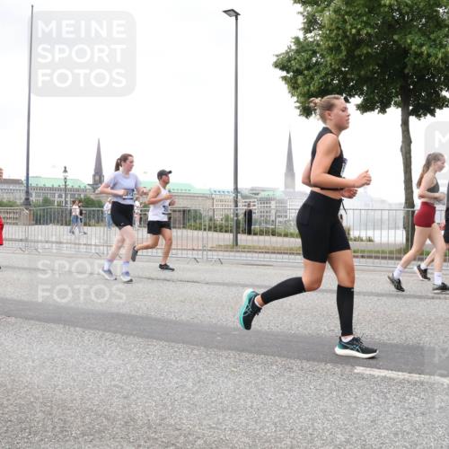 29.06.2025 - hella hamburg halbmarathon Lena Gebhardt http://msf.ph/oto/8281023 29.06.2025 10:54:56 Lombardsbrücke 16443, 012, 1013, 1198, 2084, 2090, 2244, 2452, 2532, 2566, 2586, 2632, 3002, 3274, 3761, 3795, 4039, 4191, 4192, 4971, 5185, 5216, 5392, 5500, 5727, 5882, 5993, 6023, 6279, 6395, 6396, 6839, 6944, 6982, 7219, 7238, 7766, 7986, 8012, 8186, 8403, 8519, 9521, 9596, 10109, 10331, 10458, 10471, 10686, 11033, 11226, 11287, 11567, 11569, 11737, 11788, 11908, 12147, 12148, 12240, 12268, 12270, 12930, 13272, 13283, 13548, 13944, 13945, 13979, 13980, 14515 meine-sportfotos.de