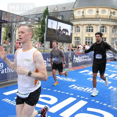 29.06.2025 - hella hamburg halbmarathon Michael Strokosch http://msf.ph/oto/8281029 29.06.2025 10:54:32 Ziel 2474, 3426, 3794, 4635, 4868, 7129, 8798, 11009, 11797, 11799, 12321, 12362, 12607, 15146, 16327, 19067 meine-sportfotos.de
