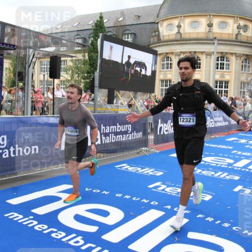 29.06.2025 - hella hamburg halbmarathon Michael Strokosch http://msf.ph/oto/8281049 29.06.2025 10:54:32 Ziel 2474, 3426, 3794, 4635, 4868, 7129, 8798, 11009, 11797, 11799, 12321, 12362, 12607, 15146, 16327, 19067 meine-sportfotos.de