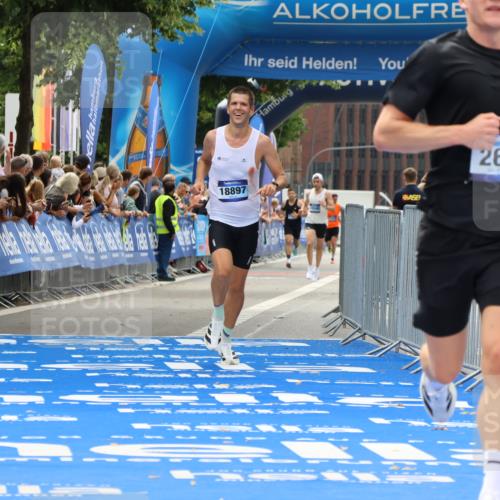 29.06.2025 - hella hamburg halbmarathon Strokosch-Dieckow http://msf.ph/oto/8281064 29.06.2025 10:22:38 Ziel 2618, 3720, 18897 meine-sportfotos.de