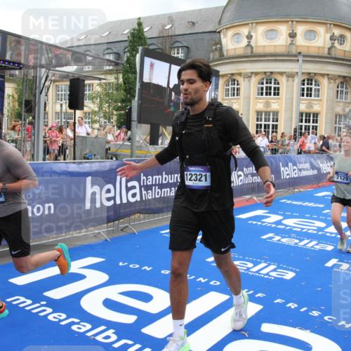 29.06.2025 - hella hamburg halbmarathon Michael Strokosch http://msf.ph/oto/8281081 29.06.2025 10:54:32 Ziel 2474, 3426, 3794, 4635, 4868, 7129, 8798, 11009, 11797, 11799, 12321, 12362, 12607, 15146, 16327, 19067 meine-sportfotos.de