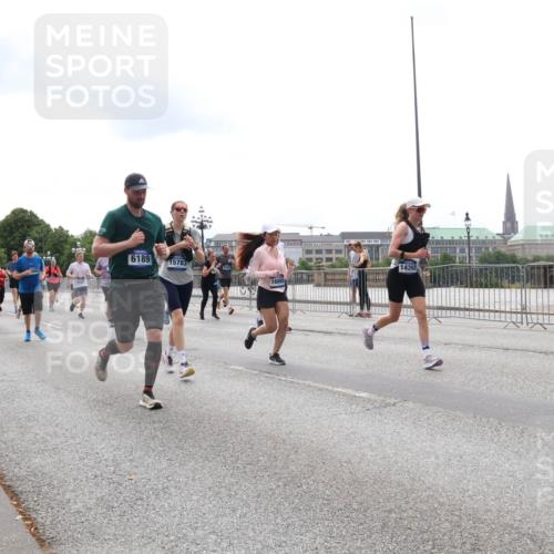 29.06.2025 - hella hamburg halbmarathon Lena Gebhardt http://msf.ph/oto/8281191 29.06.2025 10:35:19 Lombardsbrücke 6189, 15783, 16860, 14392, 1284, 1497, 1717, 1786, 1821, 1849, 2001, 2198, 2376, 2751, 2787, 3409, 3828, 3958, 4333, 4564, 4703, 4704, 4884, 4965, 5027, 5240, 5531, 5793, 6029, 6189, 6365, 6379, 6381, 6397, 6471, 6746, 6803, 6859, 6867, 7267, 7299, 7927, 8249, 8296, 8567, 9248, 9342, 9470, 10358, 10393, 10464, 10531, 10565, 10606, 11233, 11320, 11359, 11565, 11838, 11839, 11886, 12019, 12062, 12326, 12764 meine-sportfotos.de