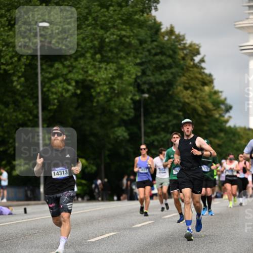 29.06.2025 - hella hamburg halbmarathon Dr. Thomas Lammeyer http://msf.ph/oto/8281202 29.06.2025 10:15:49 Kennedybrücke 1062, 1790, 2661, 3746, 3837, 5254, 6966, 7370, 7474, 7571, 8368, 9119, 9254, 9405, 10042 meine-sportfotos.de