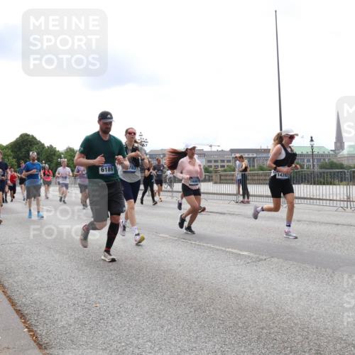 29.06.2025 - hella hamburg halbmarathon Lena Gebhardt http://msf.ph/oto/8281239 29.06.2025 10:35:19 Lombardsbrücke 6189, 1686, 14392, 1284, 1497, 1717, 1786, 1821, 1849, 2001, 2198, 2376, 2751, 2787, 3409, 3828, 3958, 4333, 4564, 4703, 4704, 4884, 4965, 5027, 5240, 5531, 5793, 6029, 6189, 6365, 6379, 6381, 6397, 6471, 6746, 6803, 6859, 6867, 7267, 7299, 7927, 8249, 8296, 8567, 9248, 9342, 9470, 10358, 10393, 10464, 10531, 10565, 10606, 11233, 11320, 11359, 11565, 11838, 11839, 11886, 12019, 12062, 12326, 12764 meine-sportfotos.de