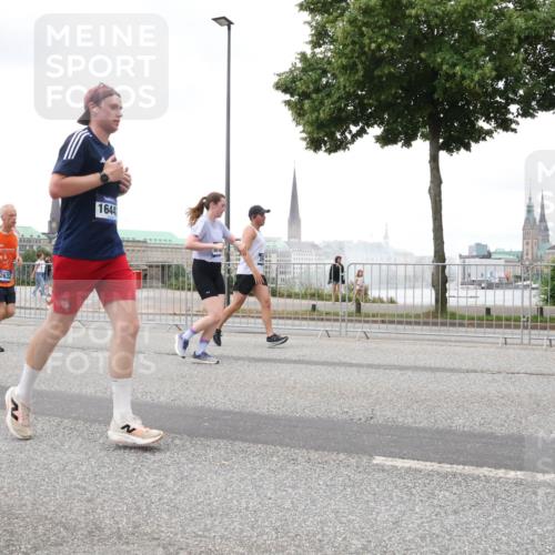 29.06.2025 - hella hamburg halbmarathon Lena Gebhardt http://msf.ph/oto/8281278 29.06.2025 10:54:56 Lombardsbrücke 1328, 2632, 1644, 1013, 1198, 2084, 2090, 2244, 2452, 2532, 2566, 2586, 2632, 3002, 3274, 3761, 3795, 4039, 4191, 4192, 4971, 5185, 5216, 5392, 5500, 5727, 5882, 5993, 6023, 6279, 6395, 6396, 6839, 6944, 6982, 7219, 7238, 7766, 7986, 8012, 8186, 8403, 8519, 9521, 9596, 10109, 10331, 10458, 10471, 10686, 11033, 11226, 11287, 11567, 11569, 11737, 11788, 11908, 12147, 12148, 12240, 12268, 12270, 12930, 13272, 13283, 13548, 13944, 13945, 13979, 13980, 14515 meine-sportfotos.de