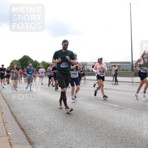 29.06.2025 - hella hamburg halbmarathon Lena Gebhardt http://msf.ph/oto/8281288 29.06.2025 10:35:19 Lombardsbrücke 1188, 17749, 6189, 15783, 1, 14392, 1284, 1497, 1717, 1786, 1821, 1849, 2001, 2198, 2376, 2751, 2787, 3409, 3828, 3958, 4333, 4564, 4703, 4704, 4884, 4965, 5027, 5240, 5531, 5793, 6029, 6189, 6365, 6379, 6381, 6397, 6471, 6746, 6803, 6859, 6867, 7267, 7299, 7927, 8249, 8296, 8567, 9248, 9342, 9470, 10358, 10393, 10464, 10531, 10565, 10606, 11233, 11320, 11359, 11565, 11838, 11839, 11886, 12019, 12062, 12326, 12764 meine-sportfotos.de