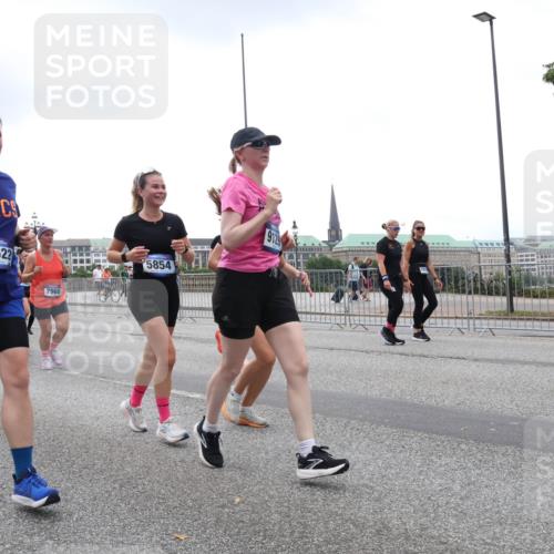 29.06.2025 - hella hamburg halbmarathon Lena Gebhardt http://msf.ph/oto/8281332 29.06.2025 10:46:30 Lombardsbrücke 1371, 1375, 1429, 1465, 1532, 1608, 1837, 1999, 2162, 2423, 2500, 2697, 2773, 2813, 2951, 3277, 3406, 3407, 3410, 3469, 3734, 4119, 4202, 4223, 4296, 4342, 4355, 4448, 4604, 5697, 5700, 5703, 5769, 5770, 5854, 5892, 6068, 6124, 6161, 6392, 7303, 7364, 7368, 7374, 7767, 7827, 7894, 7960, 7983, 8047, 8477, 8551, 8700, 9129, 9337, 9445, 9691, 10153, 10230, 11358, 11361, 11876, 11910, 12298, 12333, 12507, 12522, 13969, 14261, 15852, 16882, 16987 meine-sportfotos.de