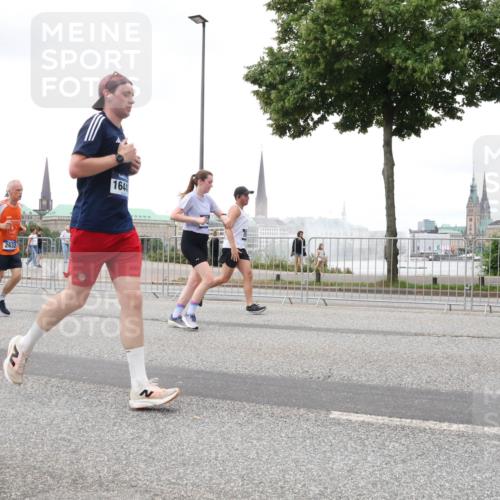 29.06.2025 - hella hamburg halbmarathon Lena Gebhardt http://msf.ph/oto/8281342 29.06.2025 10:54:56 Lombardsbrücke 1328, 2632, 1644, 1013, 1198, 2084, 2090, 2244, 2452, 2532, 2566, 2586, 2632, 3002, 3274, 3761, 3795, 4039, 4191, 4192, 4971, 5185, 5216, 5392, 5500, 5727, 5882, 5993, 6023, 6279, 6395, 6396, 6839, 6944, 6982, 7219, 7238, 7766, 7986, 8012, 8186, 8403, 8519, 9521, 9596, 10109, 10331, 10458, 10471, 10686, 11033, 11226, 11287, 11567, 11569, 11737, 11788, 11908, 12147, 12148, 12240, 12268, 12270, 12930, 13272, 13283, 13548, 13944, 13945, 13979, 13980, 14515 meine-sportfotos.de