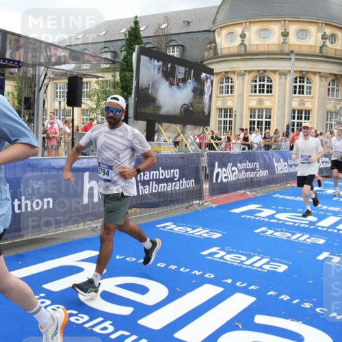 29.06.2025 - hella hamburg halbmarathon Michael Strokosch http://msf.ph/oto/8281360 29.06.2025 10:54:36 Ziel 2474, 3794, 4868, 5259, 8798, 9012, 10040, 10368, 10376, 11797, 11799, 12607, 15146 meine-sportfotos.de