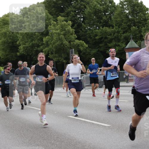 29.06.2025 - hella hamburg halbmarathon Jannik Wohlers http://msf.ph/oto/8281425 29.06.2025 10:35:06 Lombardsbrücke 1786, 1821, 2001, 2198, 2787, 3958, 4333, 4703, 4704, 4965, 5147, 5240, 5793, 6029, 6365, 6381, 6746, 6859, 6867, 7382, 8249, 8296, 8567, 9342, 9470, 9803, 9806, 10393, 10531, 10565, 10652, 11565, 11838, 11839, 12026, 12326, 12338, 12851, 13240, 13505, 13805, 14684, 15032, 15211, 15601, 16690, 16710, 17289, 17331, 17689, 17868, 17883, 17935, 17974, 17998, 18036, 18269, 18292, 18361, 18912, 19061 meine-sportfotos.de