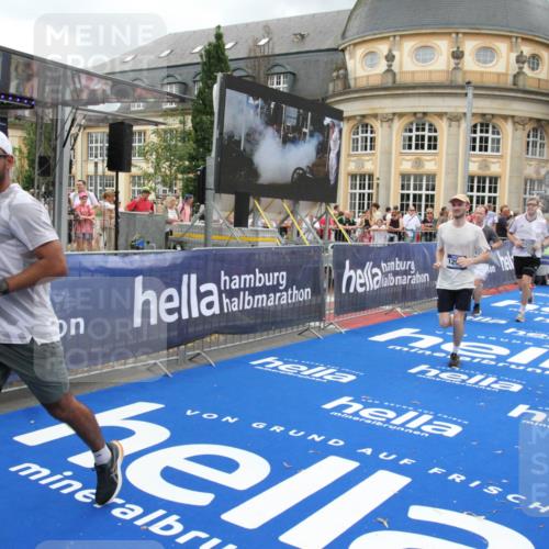 29.06.2025 - hella hamburg halbmarathon Michael Strokosch http://msf.ph/oto/8281437 29.06.2025 10:54:37 Ziel 2474, 3794, 5259, 8798, 9012, 10040, 10368, 10376, 11797, 11799, 12607, 15146 meine-sportfotos.de