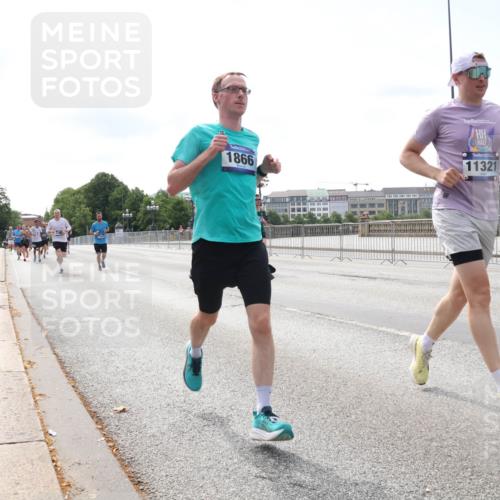 29.06.2025 - hella hamburg halbmarathon Lena Gebhardt http://msf.ph/oto/8281444 29.06.2025 10:11:35 Lombardsbrücke 1328, 1531, 1723, 1866, 1992, 3363, 3837, 4227, 5254, 5379, 5605, 7271, 7571, 8115, 8171, 8206, 8207, 8368, 8561, 8807, 8810, 9119, 9191, 9428, 10042, 10196, 10372, 10428, 11149, 11321, 11507, 11755, 12286, 12473, 13177, 13203, 13603, 13939, 14008, 14149, 14384, 15009, 15252, 15797, 15908, 15945, 16383, 17080, 17142, 17638, 17774, 17787, 17866, 18278, 18382, 19172, 19241 meine-sportfotos.de