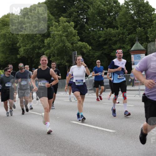 29.06.2025 - hella hamburg halbmarathon Jannik Wohlers http://msf.ph/oto/8281468 29.06.2025 10:35:06 Lombardsbrücke 1786, 1821, 2001, 2198, 2787, 3958, 4333, 4703, 4704, 4965, 5147, 5240, 5793, 6029, 6365, 6381, 6746, 6859, 6867, 7382, 8249, 8296, 8567, 9342, 9470, 9803, 9806, 10393, 10531, 10565, 10652, 11565, 11838, 11839, 12026, 12326, 12338, 12851, 13240, 13505, 13805, 14684, 15032, 15211, 15601, 16690, 16710, 17289, 17331, 17689, 17868, 17883, 17935, 17974, 17998, 18036, 18269, 18292, 18361, 18912, 19061 meine-sportfotos.de