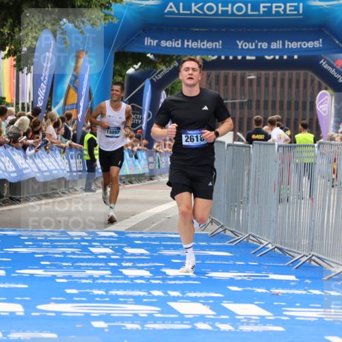 29.06.2025 - hella hamburg halbmarathon Strokosch-Dieckow http://msf.ph/oto/8281497 29.06.2025 10:22:36 Ziel 2618, 3720, 18897 meine-sportfotos.de