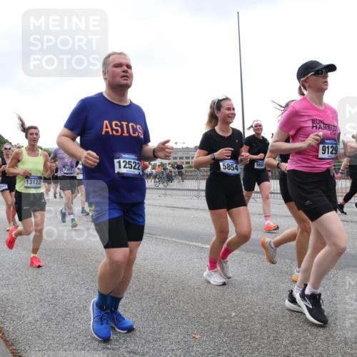 29.06.2025 - hella hamburg halbmarathon Lena Gebhardt http://msf.ph/oto/8281499 29.06.2025 10:46:31 Lombardsbrücke 1371, 1375, 1429, 1465, 1532, 1608, 1837, 1999, 2162, 2423, 2500, 2697, 2773, 2813, 2951, 3277, 3406, 3407, 3410, 3469, 3734, 4119, 4202, 4296, 4342, 4355, 4448, 4604, 5697, 5700, 5703, 5854, 6068, 6124, 6161, 6392, 6740, 7303, 7364, 7368, 7374, 7412, 7767, 7827, 7894, 7960, 7983, 8047, 8477, 8551, 8700, 9129, 9337, 9445, 9691, 10153, 10230, 11358, 11361, 11876, 11910, 12298, 12333, 12507, 12522, 13969, 14261, 15852, 16882, 16987 meine-sportfotos.de