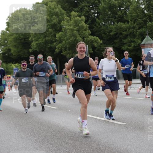 29.06.2025 - hella hamburg halbmarathon Jannik Wohlers http://msf.ph/oto/8281523 29.06.2025 10:35:07 Lombardsbrücke 1786, 1821, 2001, 2198, 2787, 3958, 4333, 4703, 4704, 4965, 5147, 5240, 5793, 6029, 6365, 6381, 6746, 6859, 6867, 7382, 8249, 8296, 8567, 9342, 9470, 9803, 9806, 10393, 10531, 10565, 10652, 11838, 11839, 12026, 12326, 12338, 12851, 13240, 13505, 13805, 14684, 15032, 15211, 15601, 16690, 16710, 17289, 17331, 17689, 17868, 17883, 17935, 17974, 17998, 18036, 18269, 18292, 18361, 18912, 19061 meine-sportfotos.de