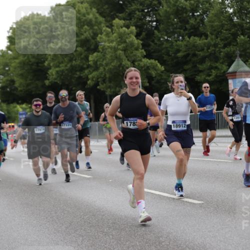 29.06.2025 - hella hamburg halbmarathon Jannik Wohlers http://msf.ph/oto/8281579 29.06.2025 10:35:07 Lombardsbrücke 1786, 1821, 2001, 2198, 2787, 3958, 4333, 4703, 4704, 4965, 5147, 5240, 5793, 6029, 6365, 6381, 6746, 6859, 6867, 7382, 8249, 8296, 8567, 9342, 9470, 9803, 9806, 10393, 10531, 10565, 10652, 11838, 11839, 12026, 12326, 12338, 12851, 13240, 13505, 13805, 14684, 15032, 15211, 15601, 16690, 16710, 17289, 17331, 17689, 17868, 17883, 17935, 17974, 17998, 18036, 18269, 18292, 18361, 18912, 19061 meine-sportfotos.de
