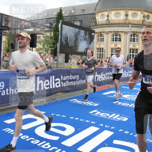 29.06.2025 - hella hamburg halbmarathon Michael Strokosch http://msf.ph/oto/8281606 29.06.2025 10:54:38 Ziel 2474, 3794, 5259, 8798, 9012, 10040, 10368, 10376, 12607, 15146 meine-sportfotos.de