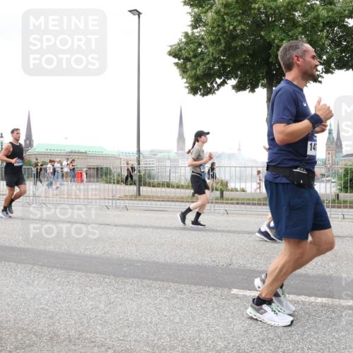 29.06.2025 - hella hamburg halbmarathon Lena Gebhardt http://msf.ph/oto/8281617 29.06.2025 10:54:58 Lombardsbrücke 12240, 14, 1013, 1198, 2084, 2090, 2244, 2452, 2566, 2586, 2632, 3002, 3274, 4039, 4191, 4192, 5185, 5216, 5392, 5500, 5727, 5882, 5993, 6279, 6395, 6396, 6839, 6944, 6982, 7219, 7238, 7766, 7986, 8012, 8186, 8403, 8519, 9521, 9596, 10109, 10331, 10458, 10471, 10686, 11033, 11226, 11287, 11567, 11569, 11737, 11788, 11908, 12147, 12148, 12240, 12268, 12270, 12930, 13098, 13272, 13283, 13548, 13944, 13945, 13979, 13980, 14515, 15160 meine-sportfotos.de