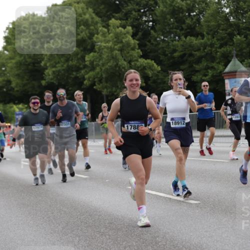 29.06.2025 - hella hamburg halbmarathon Jannik Wohlers http://msf.ph/oto/8281639 29.06.2025 10:35:07 Lombardsbrücke 1786, 1821, 2001, 2198, 2787, 3958, 4333, 4703, 4704, 4965, 5147, 5240, 5793, 6029, 6365, 6381, 6746, 6859, 6867, 7382, 8249, 8296, 8567, 9342, 9470, 9803, 9806, 10393, 10531, 10565, 10652, 11838, 11839, 12026, 12326, 12338, 12851, 13240, 13505, 13805, 14684, 15032, 15211, 15601, 16690, 16710, 17289, 17331, 17689, 17868, 17883, 17935, 17974, 17998, 18036, 18269, 18292, 18361, 18912, 19061 meine-sportfotos.de