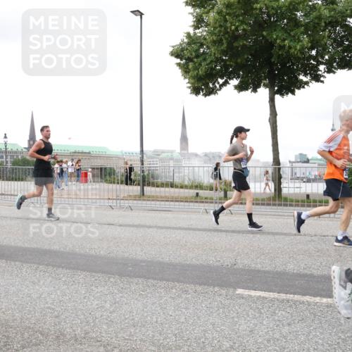29.06.2025 - hella hamburg halbmarathon Lena Gebhardt http://msf.ph/oto/8281647 29.06.2025 10:54:59 Lombardsbrücke 12240, 1013, 1198, 2084, 2090, 2244, 2452, 2566, 2586, 2632, 3002, 3274, 4039, 4191, 4192, 5185, 5392, 5500, 5727, 5882, 5993, 6395, 6396, 6839, 6944, 6982, 7219, 7238, 7766, 7986, 8012, 8186, 8403, 8519, 9521, 9596, 10109, 10331, 10458, 10471, 10686, 11033, 11226, 11287, 11567, 11569, 11737, 11788, 11908, 12147, 12148, 12240, 12268, 12270, 12930, 13098, 13272, 13283, 13548, 13944, 13945, 13979, 13980, 14515, 15160 meine-sportfotos.de
