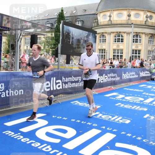 29.06.2025 - hella hamburg halbmarathon Michael Strokosch http://msf.ph/oto/8281652 29.06.2025 10:54:39 Ziel 1125, 2474, 5259, 8798, 9012, 10040, 10368, 10376, 12489, 12607, 17765 meine-sportfotos.de