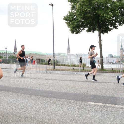 29.06.2025 - hella hamburg halbmarathon Lena Gebhardt http://msf.ph/oto/8281683 29.06.2025 10:54:59 Lombardsbrücke 1013, 1198, 2084, 2090, 2244, 2452, 2566, 2586, 2632, 3002, 3274, 4039, 4191, 4192, 5185, 5392, 5500, 5727, 5882, 5993, 6395, 6396, 6839, 6944, 6982, 7219, 7238, 7766, 7986, 8012, 8186, 8403, 8519, 9521, 9596, 10109, 10331, 10458, 10471, 10686, 11033, 11226, 11287, 11567, 11569, 11737, 11788, 11908, 12147, 12148, 12240, 12268, 12270, 12930, 13098, 13272, 13283, 13548, 13944, 13945, 13979, 13980, 14515, 15160 meine-sportfotos.de