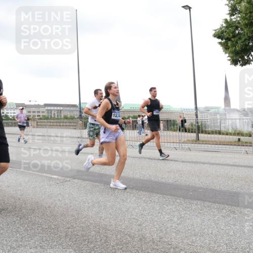 29.06.2025 - hella hamburg halbmarathon Lena Gebhardt http://msf.ph/oto/8281695 29.06.2025 10:54:59 Lombardsbrücke 15029, 3186, 10471, 12240, 13944, 1013, 1198, 2084, 2090, 2244, 2452, 2566, 2586, 2632, 3002, 3274, 4039, 4191, 4192, 5185, 5392, 5500, 5727, 5882, 5993, 6395, 6396, 6839, 6944, 6982, 7219, 7238, 7766, 7986, 8012, 8186, 8403, 8519, 9521, 9596, 10109, 10331, 10458, 10471, 10686, 11033, 11226, 11287, 11567, 11569, 11737, 11788, 11908, 12147, 12148, 12240, 12268, 12270, 12930, 13098, 13272, 13283, 13548, 13944, 13945, 13979, 13980, 14515, 15160 meine-sportfotos.de