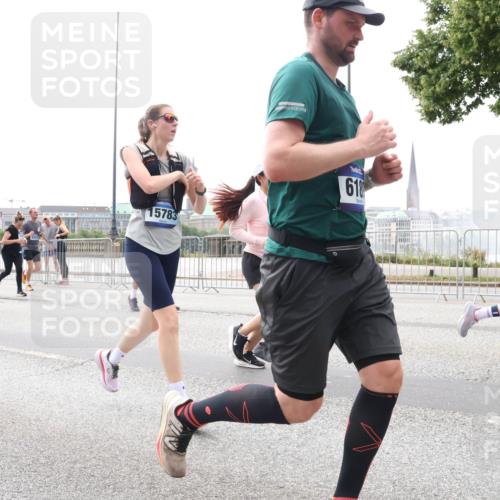 29.06.2025 - hella hamburg halbmarathon Lena Gebhardt http://msf.ph/oto/8281698 29.06.2025 10:35:20 Lombardsbrücke 11233, 11320, 15783, 618, 143, 1284, 1497, 1717, 1786, 1821, 1849, 2001, 2198, 2376, 2751, 2787, 3409, 3828, 3958, 4333, 4564, 4703, 4704, 4884, 4965, 5027, 5147, 5240, 5531, 5793, 6029, 6189, 6365, 6379, 6381, 6397, 6471, 6746, 6803, 6859, 6867, 7267, 7299, 7382, 7927, 8249, 8296, 8567, 9248, 9342, 9470, 10358, 10393, 10464, 10531, 10565, 10606, 11233, 11320, 11359, 11565, 11838, 11839, 11886, 12019, 12026, 12062, 12326, 12764 meine-sportfotos.de